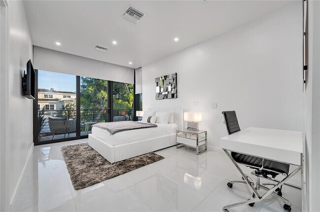 Building Photo - 2516 NE 21st St