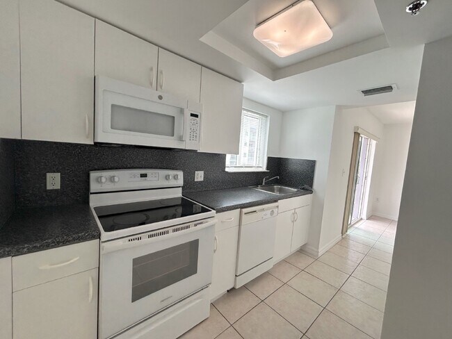 Building Photo - "Modern 2 Bed/2 Bath Condo in Prime Miami ...