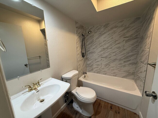 Building Photo - Updated 2-bedroom condo in gated community!
