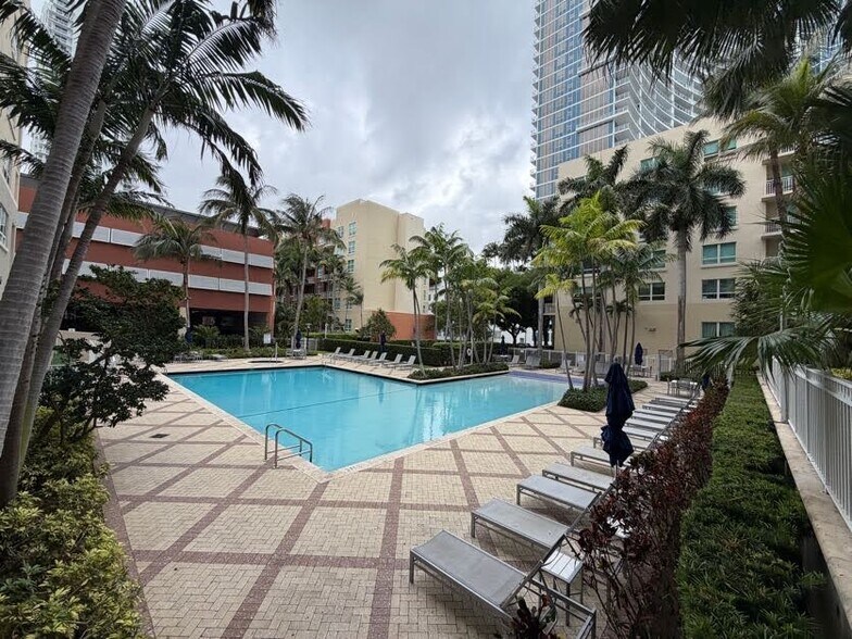 Building Photo - 2000 N Bayshore Dr