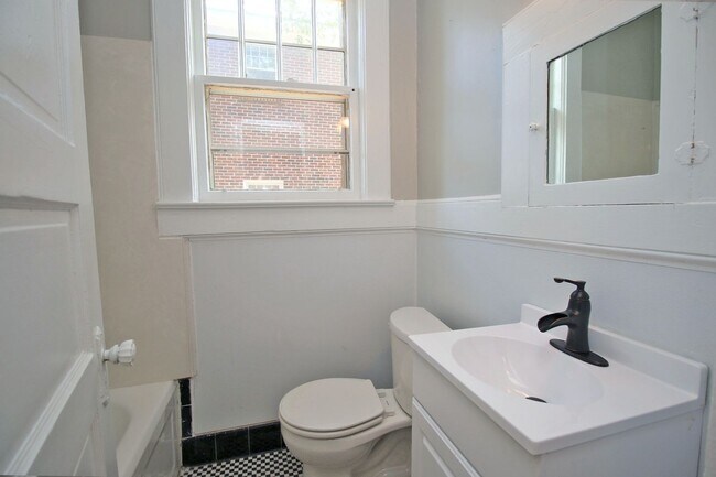 Building Photo - RENOVATED ONE BEDROOM, ONE BATH DUPLEX APARTMENT – AVAILABLE JULY 14TH!