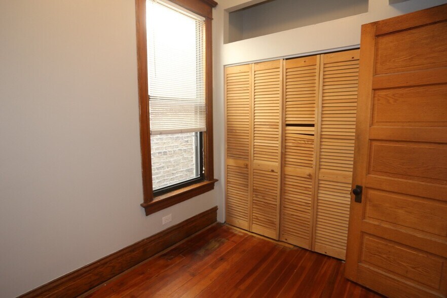 Building Photo - 1326 N Claremont Ave