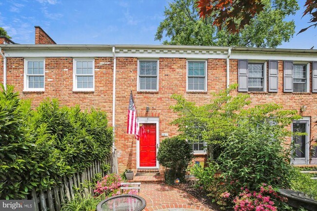 Building Photo - 821 Church St