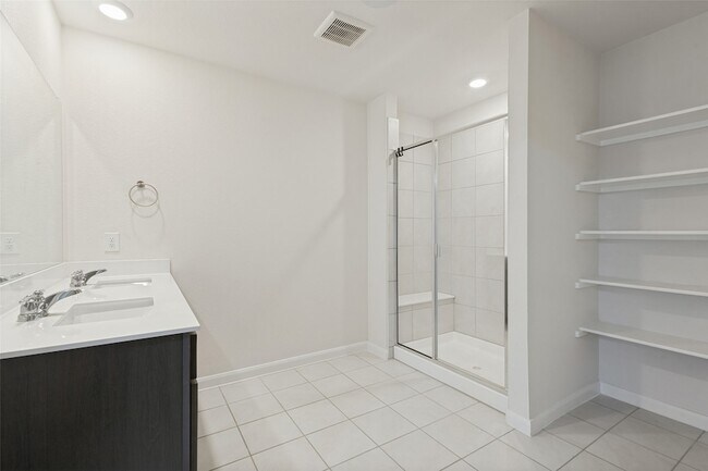 Building Photo - 707 Range Dr