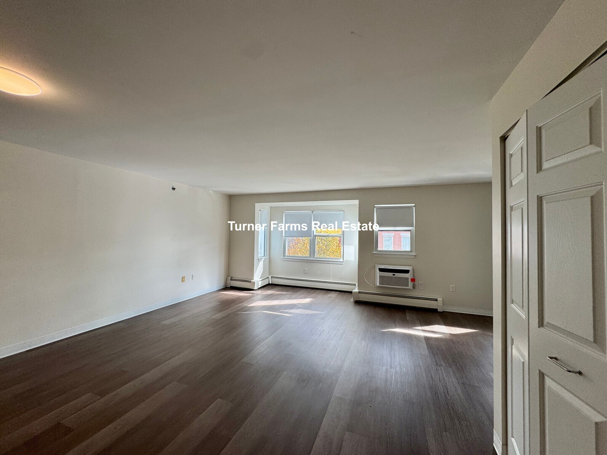 Building Photo - 693 Parker St