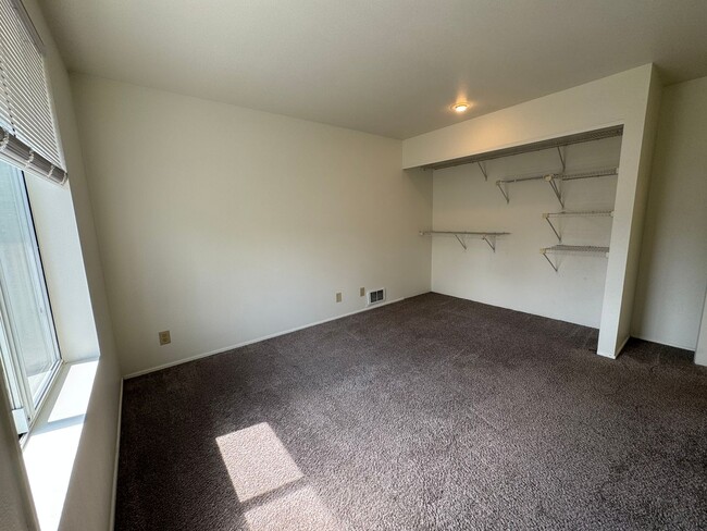 Building Photo - 3 Bedroom 2 Bathroom Duplex Walking Distan...