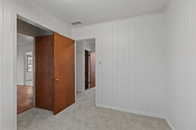 Building Photo - 3016 N Arlington Ave