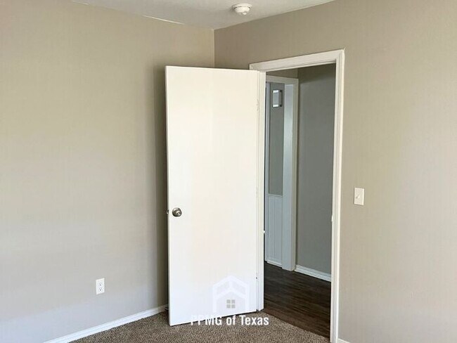 Building Photo - 10904 N Linn Ave