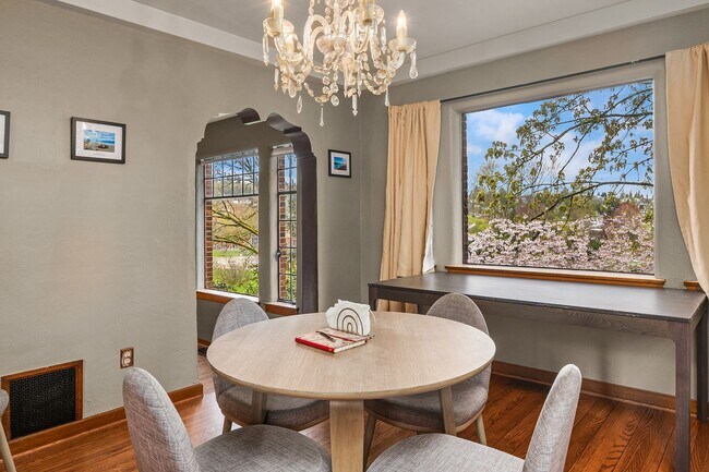 Building Photo - $2000 OFF 1 Months Rent with a Lease Start...