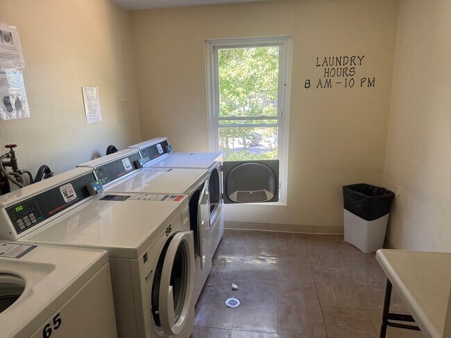 Building Photo - 9 Shadowbrook Ln