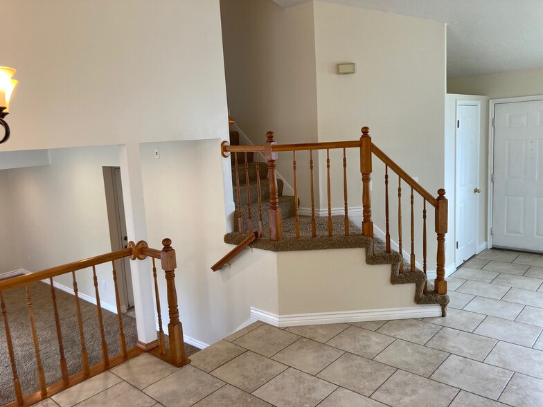 Building Photo - 734 W Sweet Meadow Ln