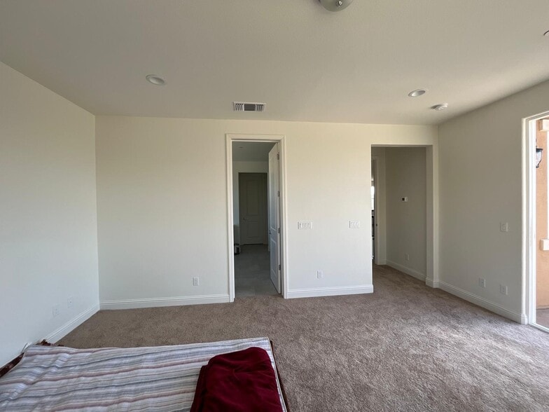 Building Photo - 499 Russell Way