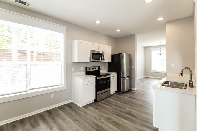 Building Photo - 2462 Raven Cir
