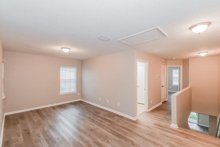 Building Photo - 6055 Bartram Village Dr