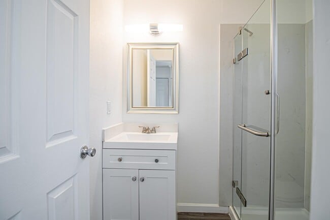 Building Photo - Sleek 1 bed/1 bath apartment near downtown...