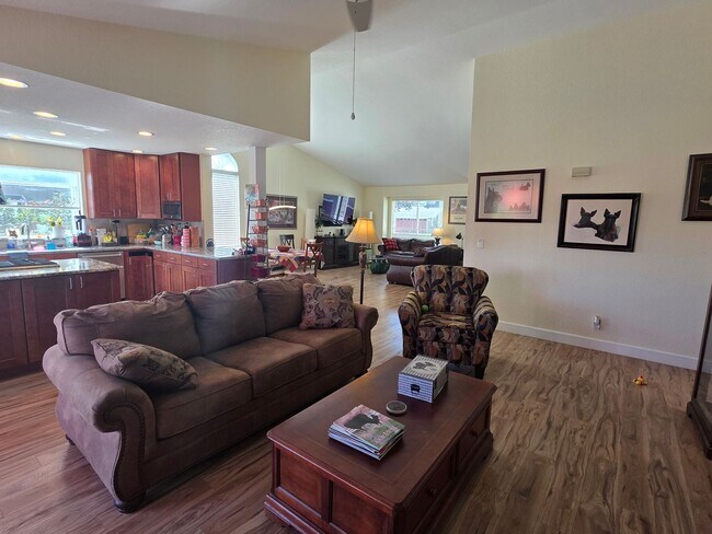 Building Photo - Northwest 4 bedroom, 2 bath with AMAZING Views