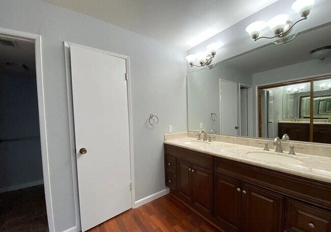 Building Photo - CAMPBELL - Spacious townhome with central ...