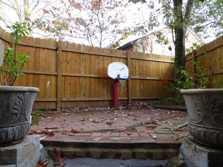 Building Photo - 106 9th St SE