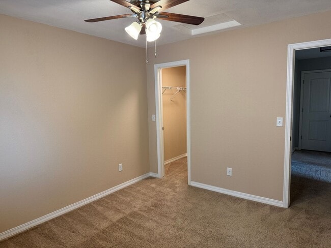 Building Photo - Everything you need! 3 bed/2.5 bath, 2-car garage