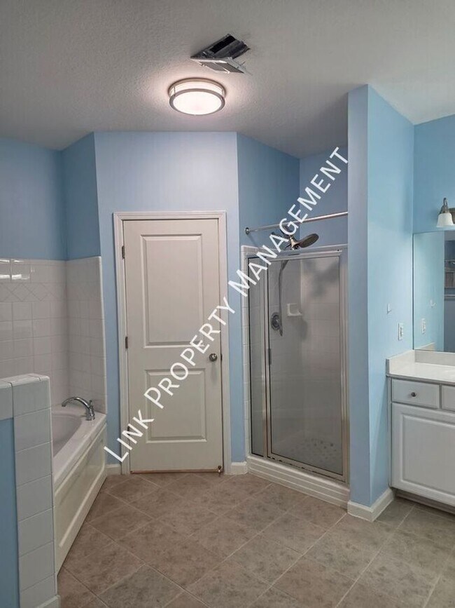 Building Photo - Beautiful One-Level Downstairs Condo in Prime Hamilton Place Location