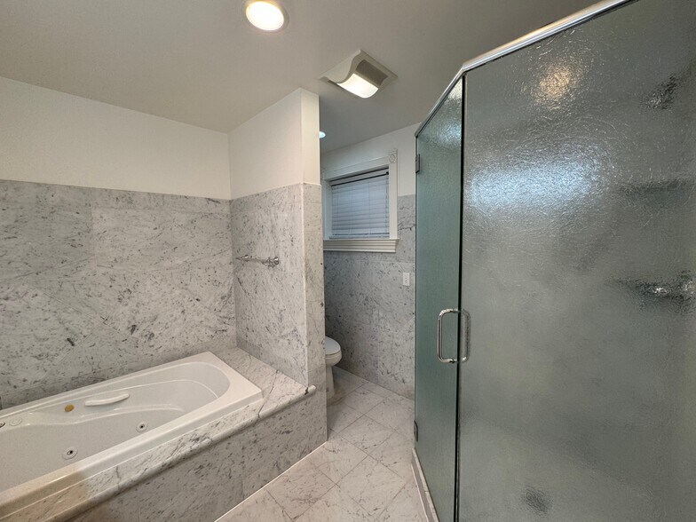 Building Photo - 2112 Santa Clara Ave