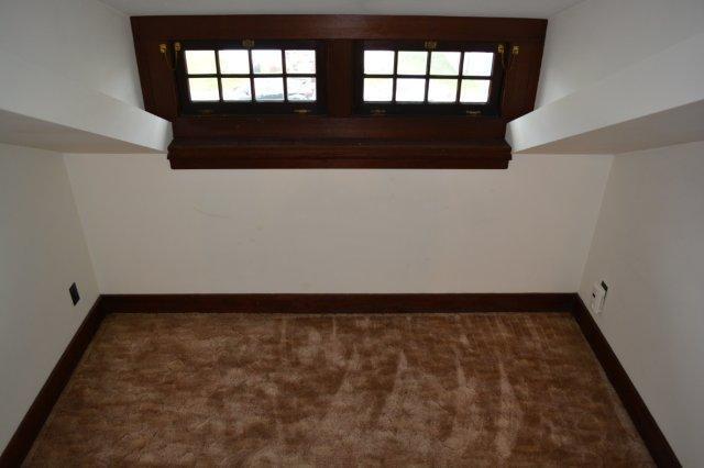 Building Photo - Beautiful, spacious Craftsman, Owner pays Yard Care, Laundry on site