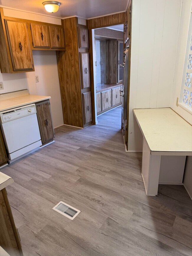 Building Photo - 3 bedroom 2 bath home in quiet neighborhood