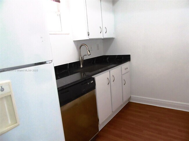 Building Photo - 29 Santillane Ave