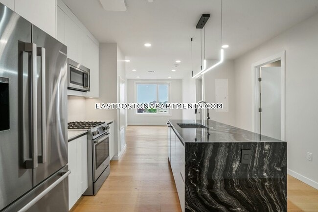 Building Photo - 194 Sumner St