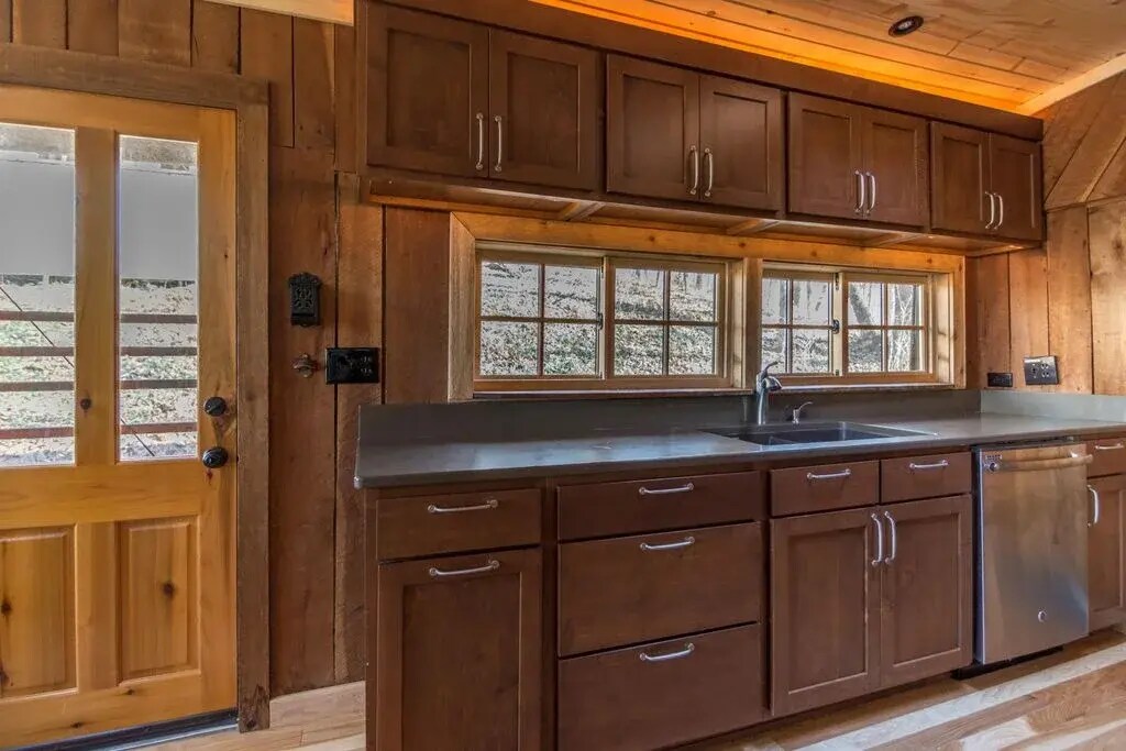 Building Photo - 550 N Gettys Creek Rd