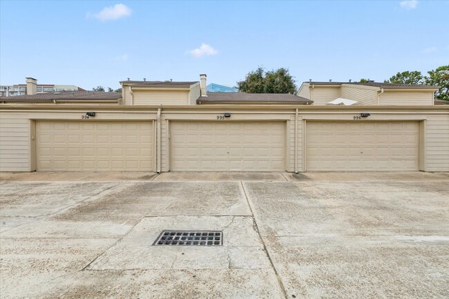 Building Photo - 995 Memorial Village Dr