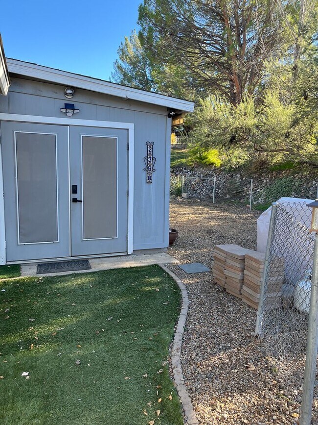 Building Photo - Modern, updated 3B/2B with fenced yard and sun room in Cottonwood