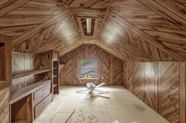 Building Photo - Classic Country Club Elegance