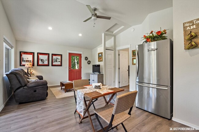 Building Photo - Cute 1 bedroom + 1 Bathroom w/ office - UT...