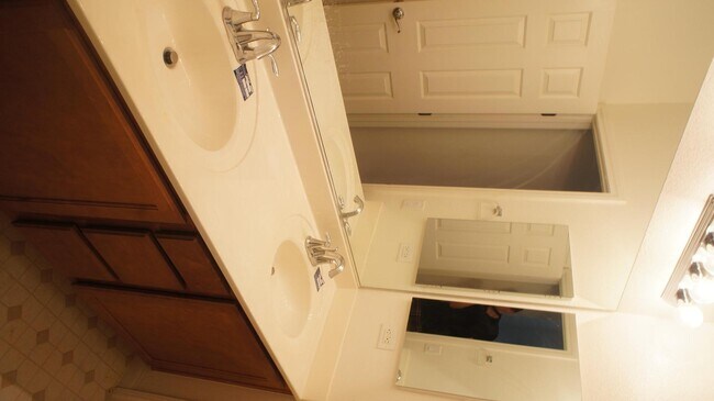 Building Photo - BEAUTIFUL 4 BEDROOM HOME IN GUARD GATED CO...