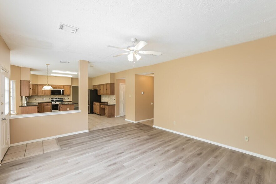 Building Photo - 11423 Willow Field Dr