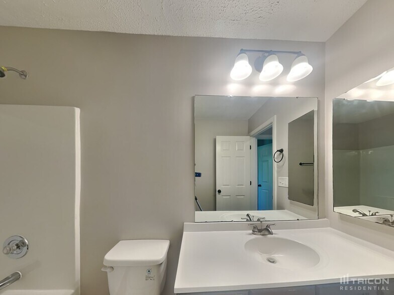 Building Photo - 9605 Kenneth Glenn Dr