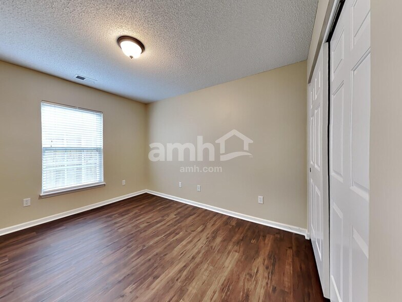 Building Photo - 304 S Port Dr