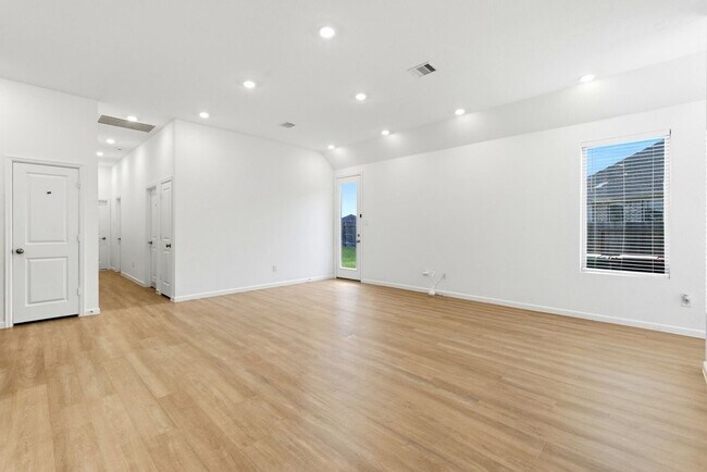 Building Photo - 3057 Pensacola Dr