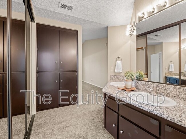 Building Photo - 1730 E Babcock Ave