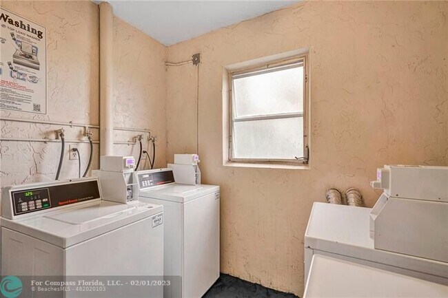 Building Photo - 3051 S Palm Aire Dr