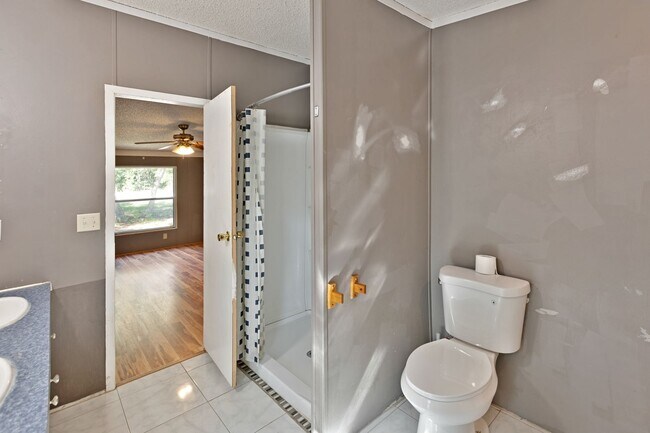 Building Photo - Nice and Private!