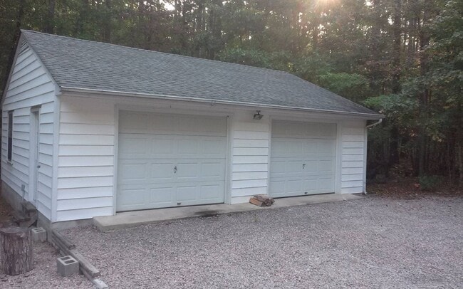 Building Photo - 3 Bedroom 2 bath Brick Ranch on 7.9 Acres ...