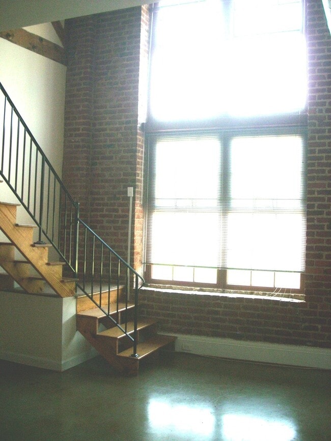 Building Photo - -- AVAILABLE AUGUST 8TH -- 2 BR / 2 BA Spe...