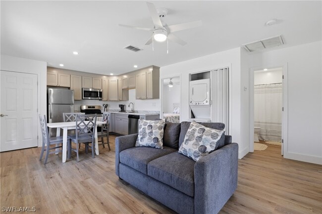 Building Photo - 1046 Periwinkle Way