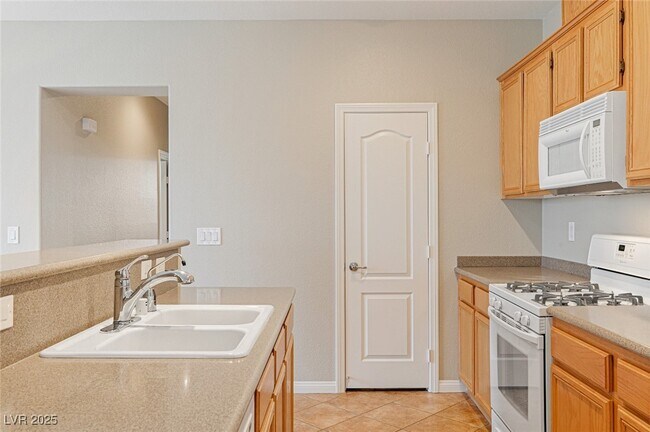 Building Photo - 7322 Fools Gold St