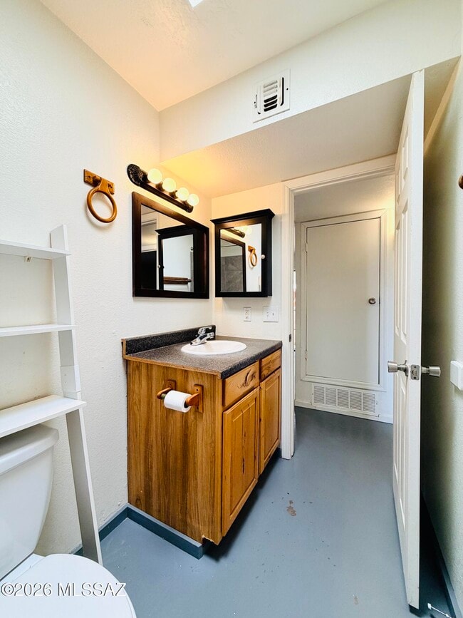 Building Photo - 1028 E Hedrick Dr