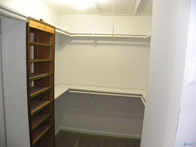 Building Photo - 102 W Lake Cir