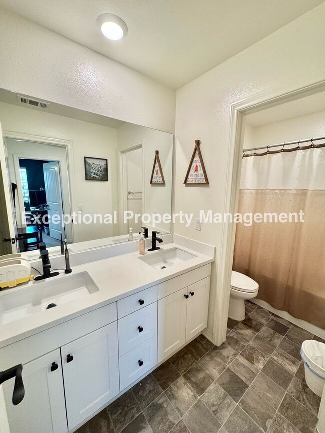Building Photo - 13941 Blossom Way