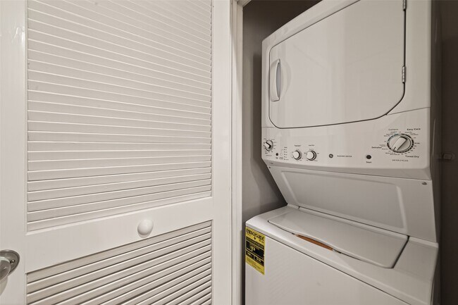 Building Photo - 14927 Tuttle Point Dr